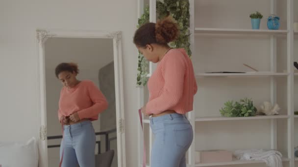 非洲妇女对腰围的测量感到不安 — 图库视频影像