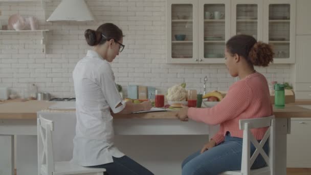 Voedingsdeskundige verbiedt vrouw junk food te eten — Stockvideo