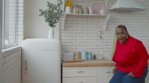 Şişman Afrikalı kadın gizlice buzdolabına yaklaşıyor. — Stok video