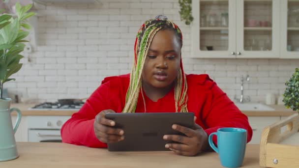 Σοβαρή αφρικανική γυναίκα δικτύωση με το tablet pc — Αρχείο Βίντεο