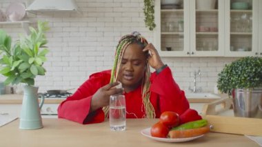 Kilo verdiren depresyonlu, kilolu bir kadın.