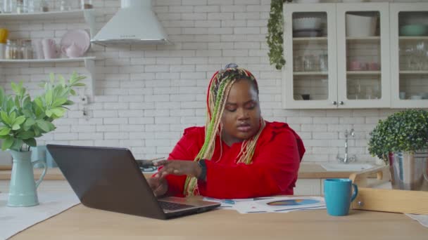 가정 사무실에서 일하는 아프리카 여성 사업가 — 비디오
