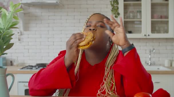 Hambrienta gorda negra mujer disfrutando comiendo comida rápida — Vídeo de stock