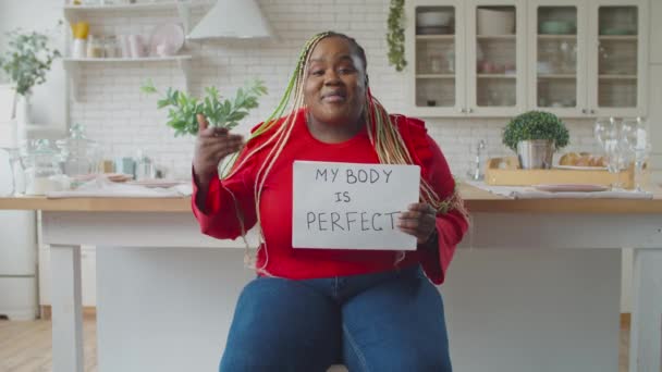 Vücut pozitifliği olan siyah kadın ilham verici bir slogan gösteriyor. — Stok video
