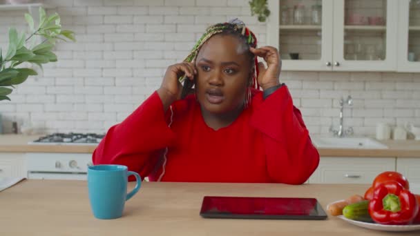 Boze Afro-Afrikaanse vrouw die iemand op een mobiele telefoon uitschold — Stockvideo