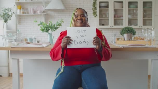 Συν μέγεθος μαύρη γυναίκα δείχνει το σώμα θετικό σύνθημα — Αρχείο Βίντεο