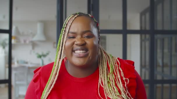 Excited black woman laughs with infectious laughter — Stock Video © CabbageVP #380507506