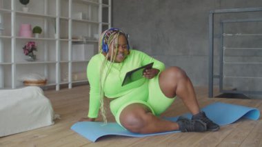 Artı tablet bilgisayardaki kadın wathicng fitness videosu