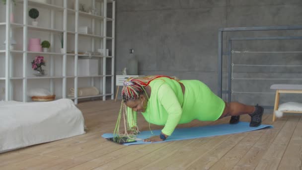 Fatigué femme en surpoids couché épuisé après l'entraînement — Video