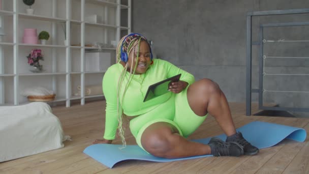 Plus Size weibliche Taille Fitness-Video auf Tablet-PC — Stockvideo