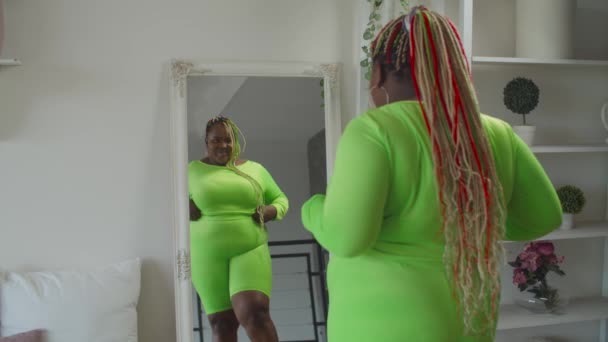 Счастливое пухлое зеркальное отражение черной женщины — стоковое видео