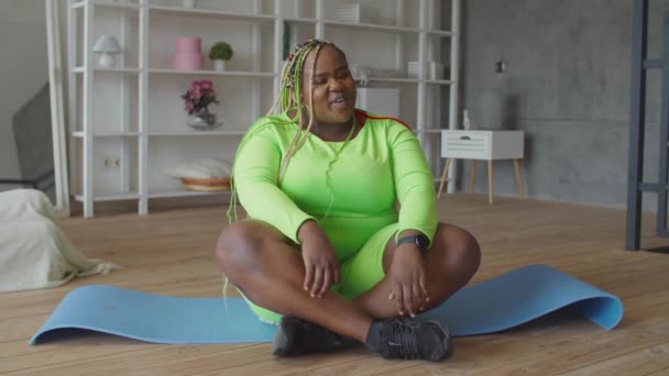 Kroppspositiv plus storlek kvinna talar om fitness — Stockvideo