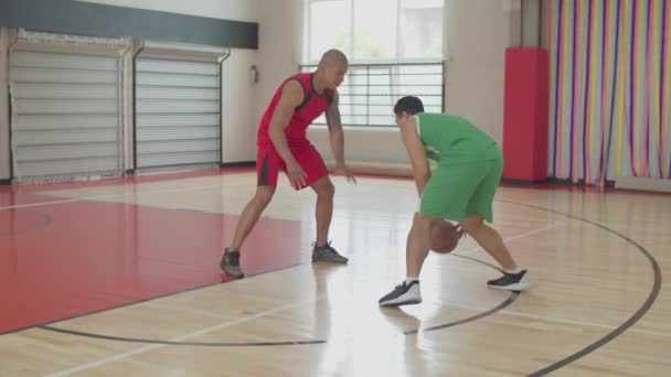 Streetball grający w pół boiska w pomieszczeniach — Wideo stockowe