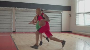 Basketbolcu gol atmaya çalışıyor.