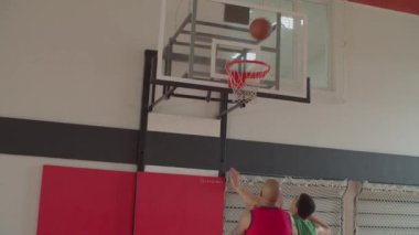 Basketbolcular maçta ribaund için mücadele ediyorlar