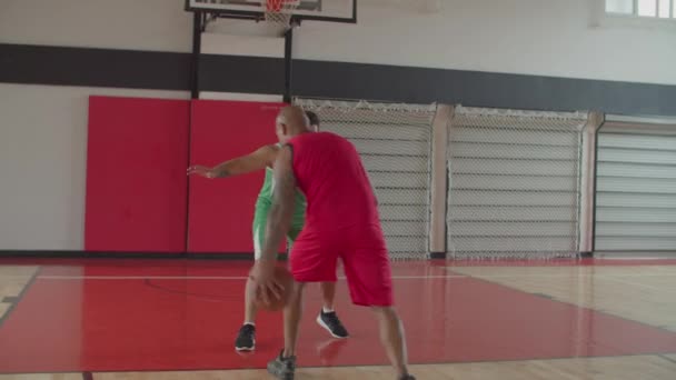 ब्लॅक बास्केटबॉल खेळाडू दोन बिंदू उडी शॉट बनविते — स्टॉक व्हिडिओ