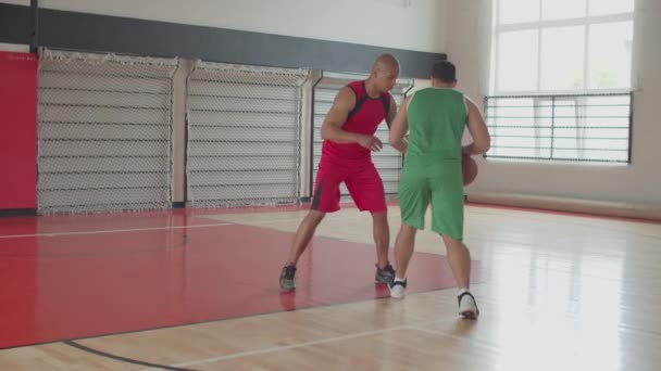 Defensieve basketbalspeler blokkeren schot van rivaal — Stockvideo