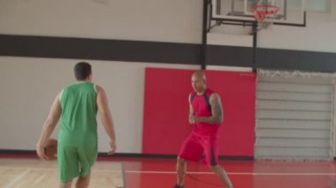 Basketbolcu kaka yapmak için top atıyor.