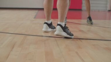 Basketbolcu üç sayılık atış yapıyor.