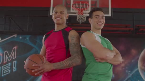 Retrato de dois jogadores de basquete sorridentes dentro de casa — Vídeo de Stock