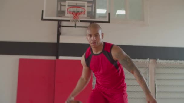 Africano jogadores de basquete driblando bola no jogo — Vídeo de Stock