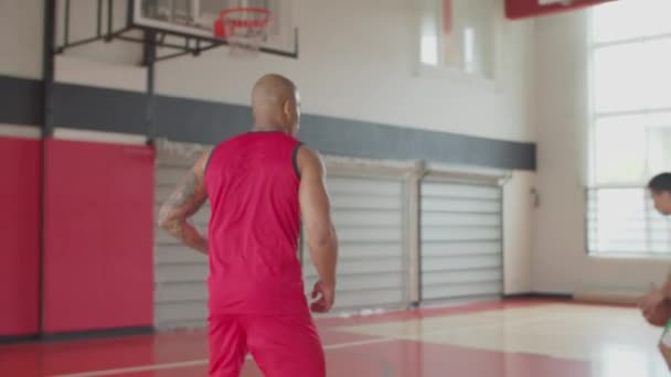 Dos atletas entrenando habilidades de baloncesto en interiores — Vídeo de stock