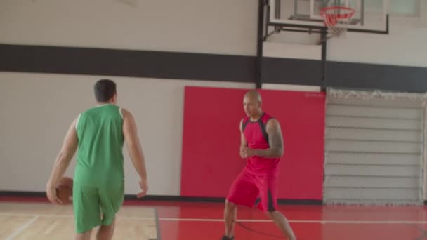 Basketballspieler schießt Ball ins Tor — Stockvideo
