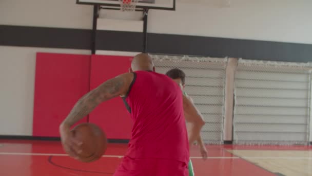 Два африканских американских спортсмена играют в баскетбол — стоковое видео