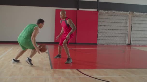 Basketbalspeler scoort twee punten na lay-up — Stockvideo