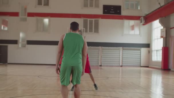 Two-point field goal gescoord door basketbalspeler — Stockvideo