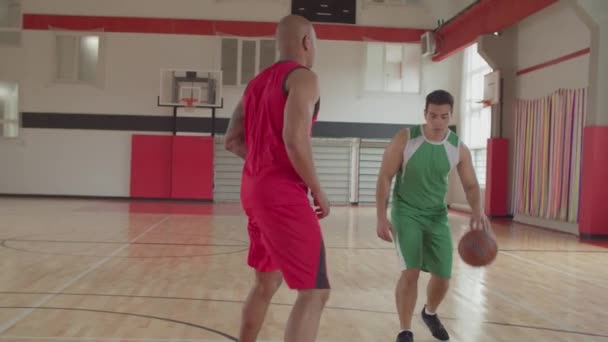 Streetballern beim Eins-gegen-Eins-Spiel in Innenräumen — Stockvideo