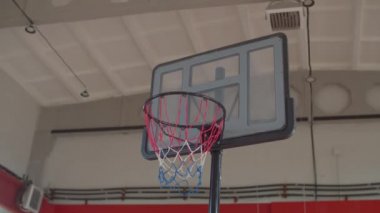 Siyahi basketbolcular smaç basmaya gidiyor.