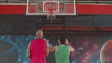 Rakip basketbolcular ribaundu hesaplıyorlar.