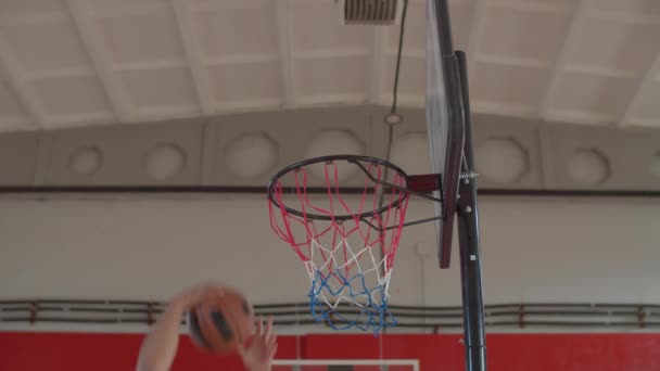 Jugador de baloncesto negro realizando slam dunk — Vídeo de stock