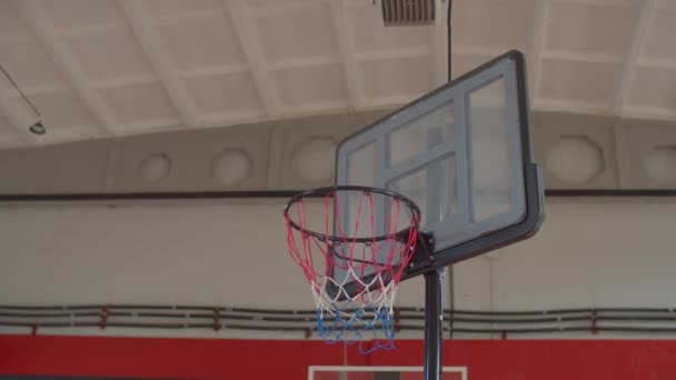 Jogador de basquete falhando em marcar após o afundanço — Vídeo de Stock