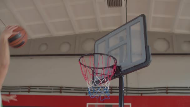 Jugador de baloncesto volando hacia el borde para slam dunk — Vídeo de stock