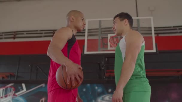 Two basketball players standing face to face — Stock Video