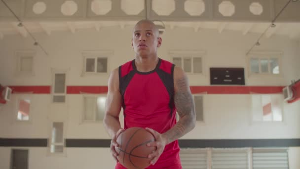 Africano jogador de basquete atirando buzzer batedor — Vídeo de Stock