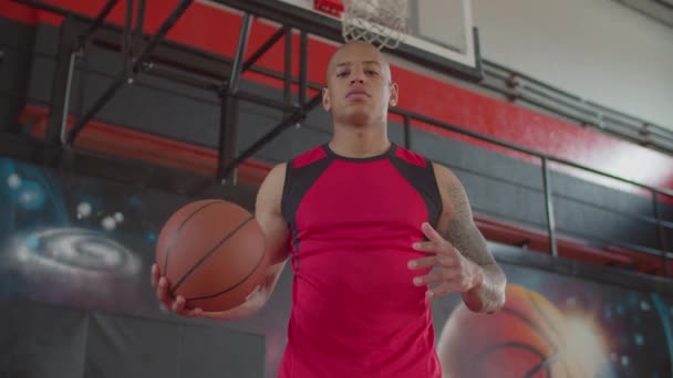Jugador de baloncesto negro lanzando pelota entre manos — Vídeos de Stock
