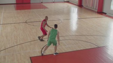 Basketbolcu turnike atışından sonra sayı yapıyor.