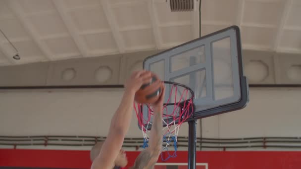 Jogador de basquete fazendo reverter afundanço no jogo — Vídeo de Stock