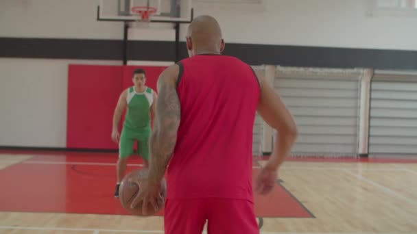 Jugador de baloncesto comete falta ofensiva de carga — Vídeo de stock