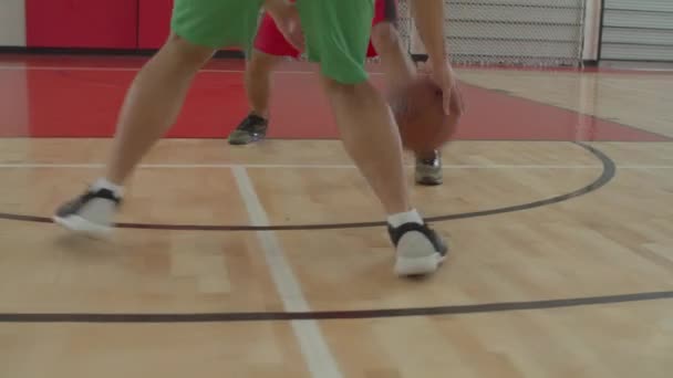 Basketbal hráč driblování míč v pohybu — Stock video