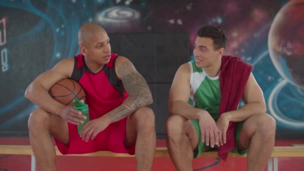 Jogadores de basquete descansando no banco após o jogo — Vídeo de Stock