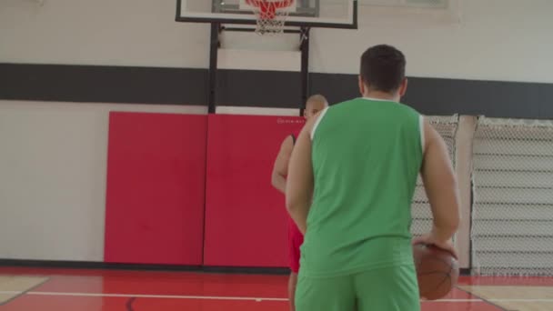 Jogador de basquete preto fazendo passo para trás tiro salto — Vídeo de Stock