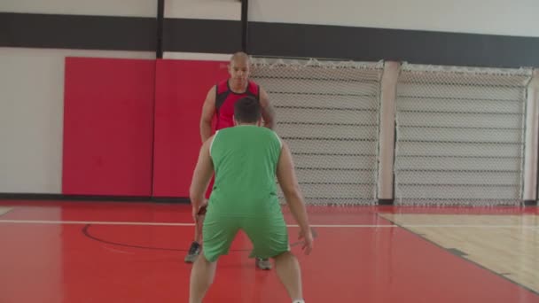 Basketbalspeler probeert punten te scoren — Stockvideo