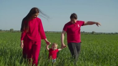 Taşrada bebek dinlenirken tasasız bir aile.