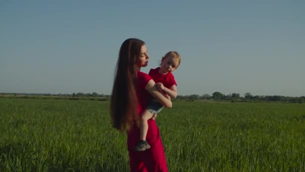 Szerető anya kötődés a baba lány a természetben — Stock videók