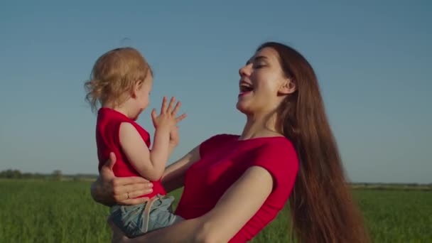 Madre con bebé hija disfrutando de ocio al aire libre — Vídeo de stock