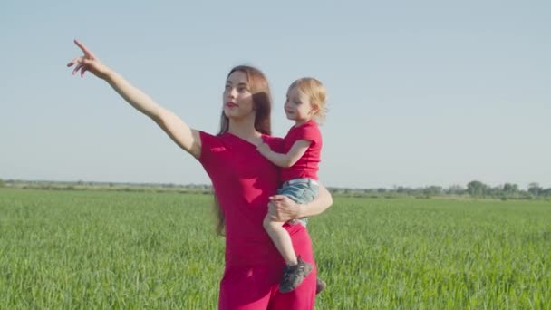 Matka s dítětem ukazuje na něco venku — Stock video